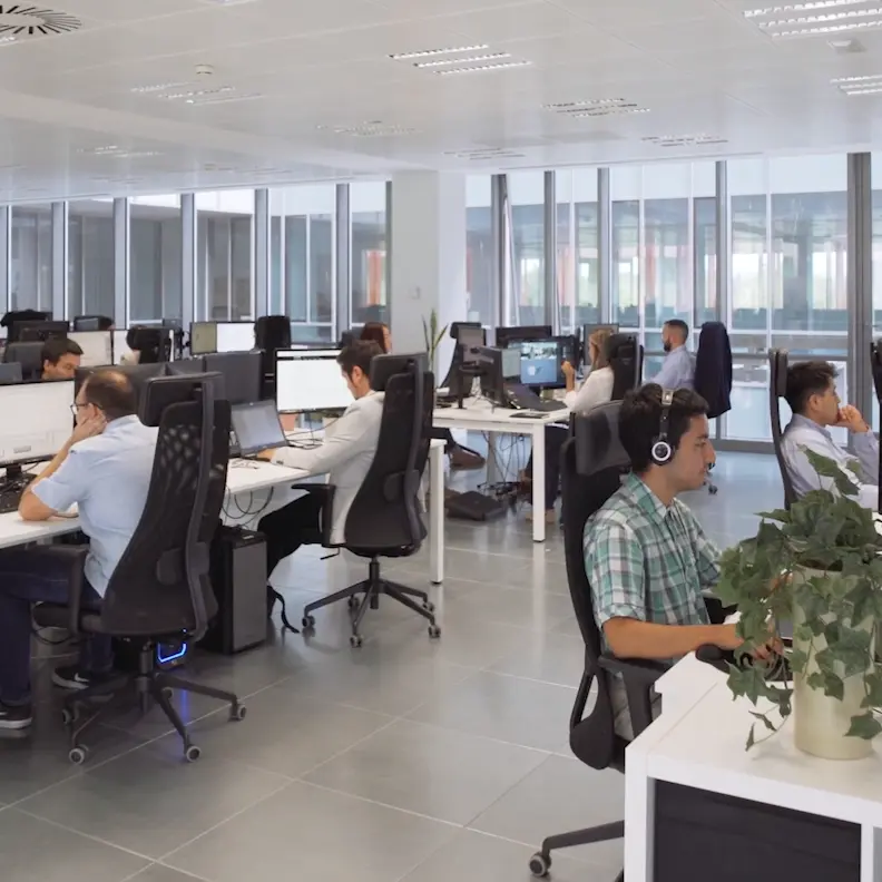 Equipo trabajando en una reunión BIM