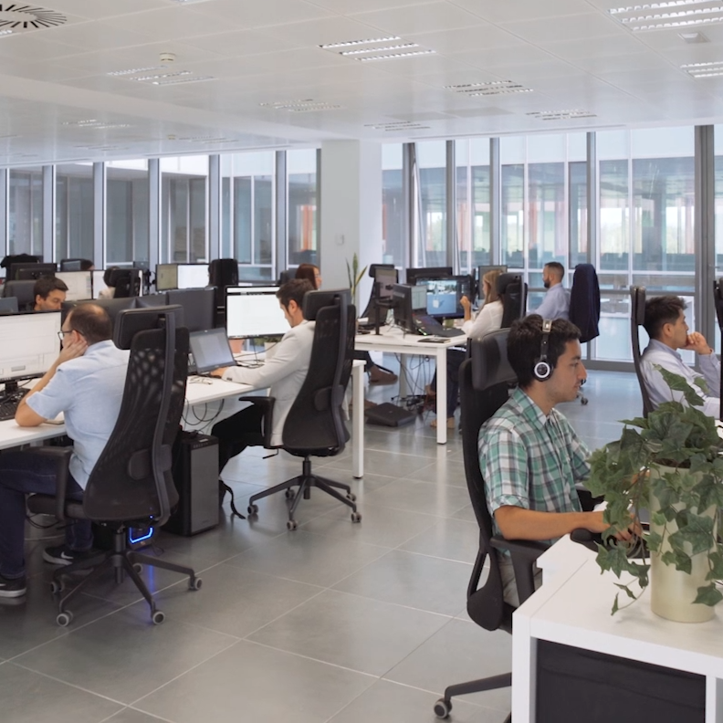 Equipo trabajando en una reunión BIM